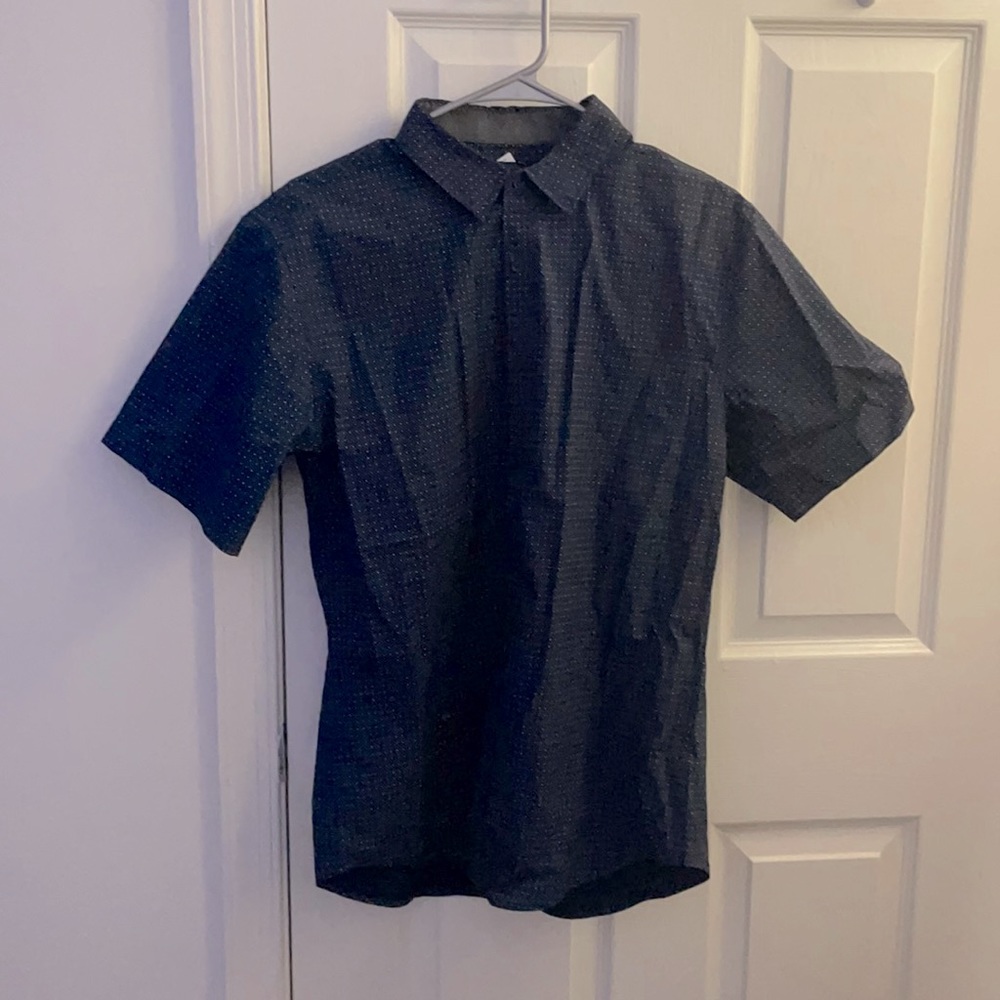 Men’s casual button down. Like new. Only worn once